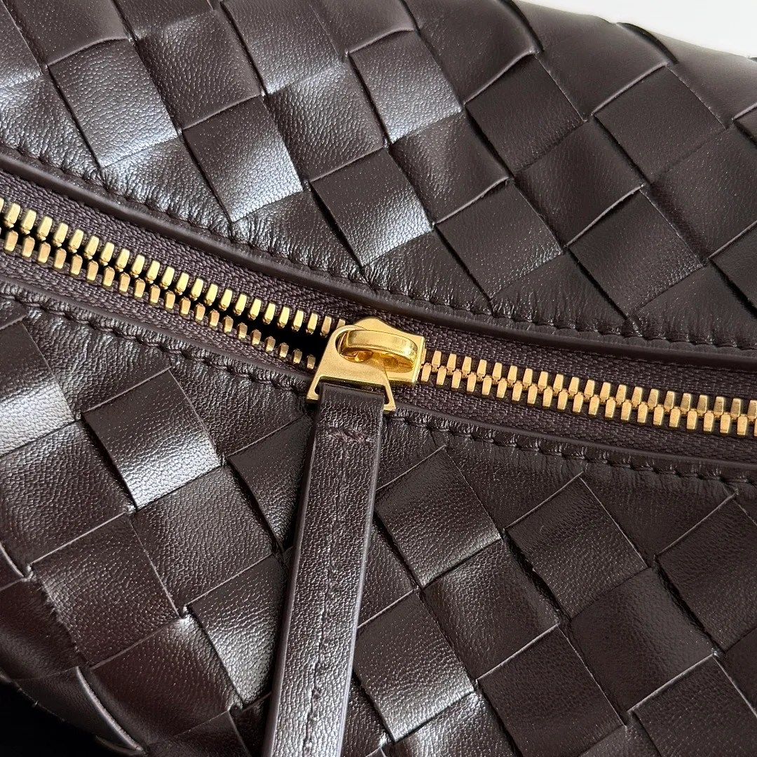 Batch 1880 BOTTEGA VENETA Year of the Snake🐍Limited Edition Wallace's classic Intreccio woven leather lunch bag, equipped with a lifelike golden snake-shaped buckle, playful and smart shape, which means the blessing of the snake. The shoulder strap can be adjusted in length. The shape of the bag evolved from the lunch bag. It has a classic shape and is versatile. The bag capacity is enough to carry mobile phones, keys, cosmetics, etc. during daily commuting and shopping. The limited edition for the Year of the Snake has an extra sense of sophistication, and it also means that snakes move around and bring good luck ~ Style number: 815395 (754443) Size: 22*13*9.5cm